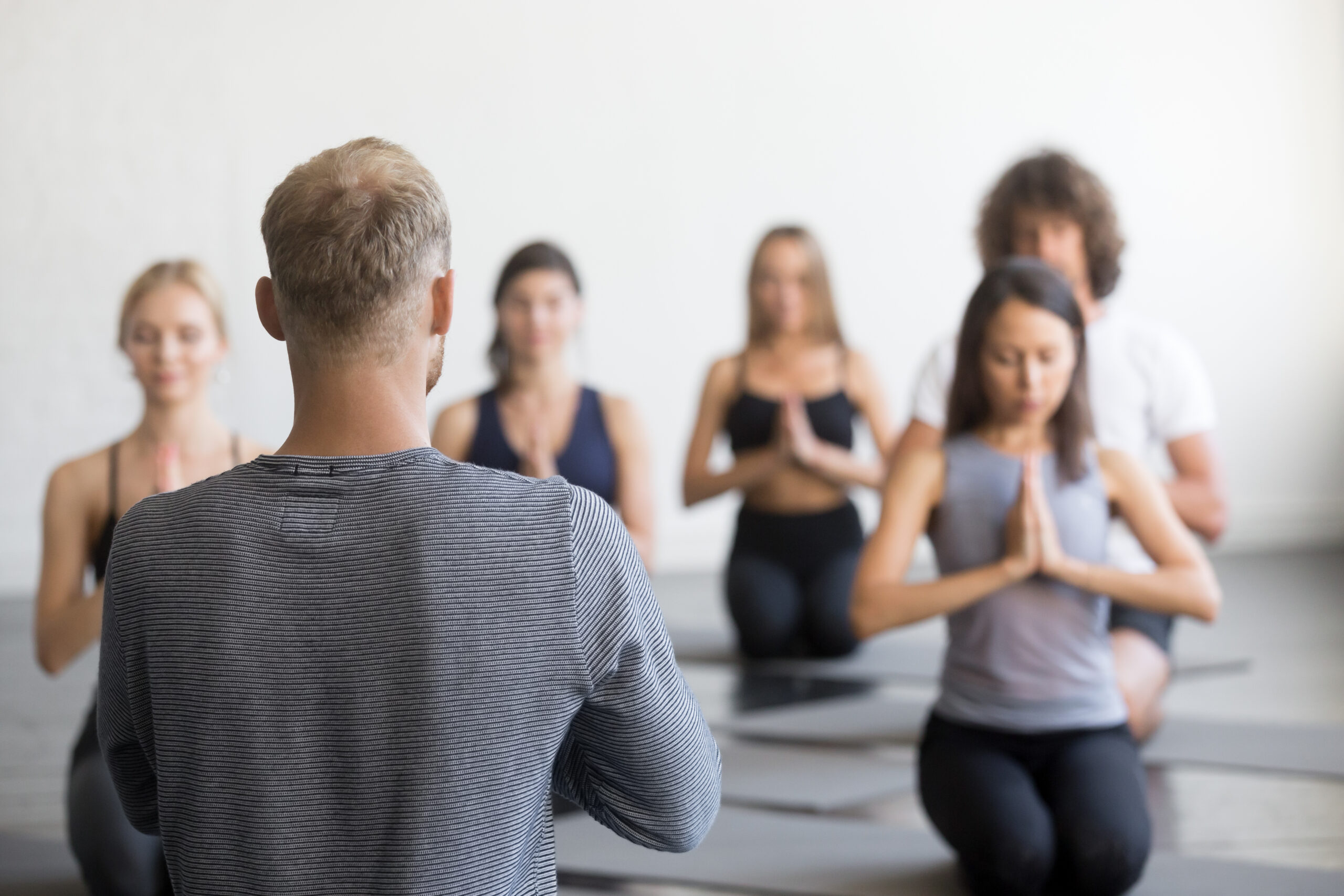 Siempre será mejor practicar la meditación en grupo y bajo la supervisión de un profesor.