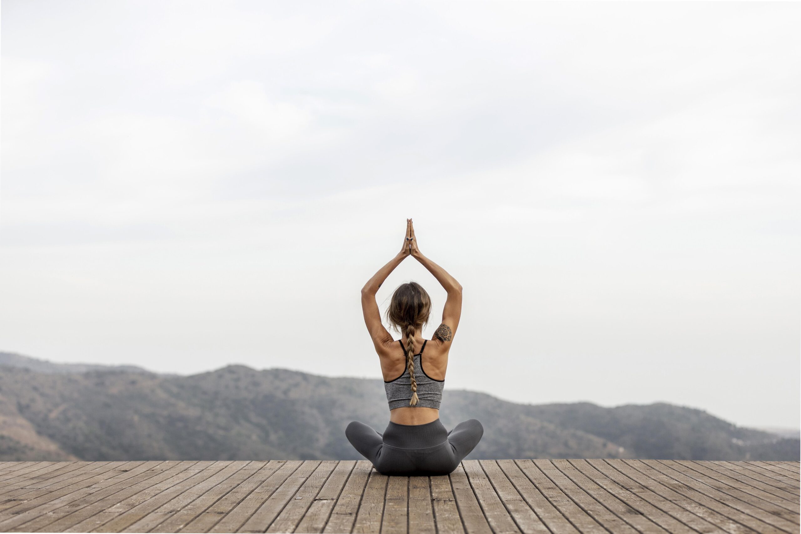 Añade a tu meditación posturas yoguicas.