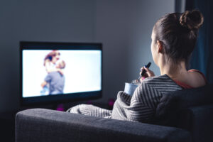 Mujer practicando la cineterapia.