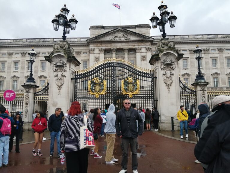 En Inglaterra, delante del Palacio de Buckingham.